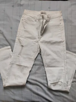 Pantalones blancos rotos