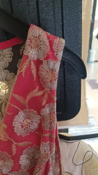 Vestido de fiesta rosa con bordado plateado
