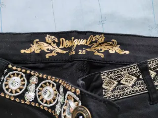 Pantalones negros Desigual con parches