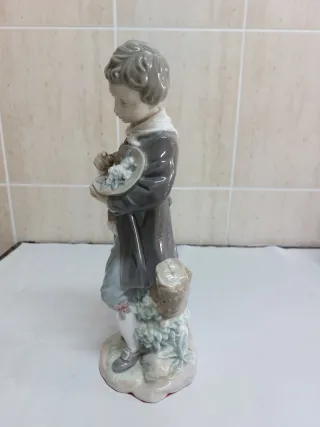 Figura Lladró niño con flores