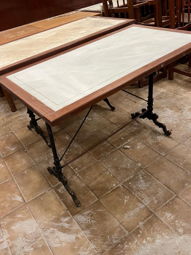 Mesa de mármol y madera