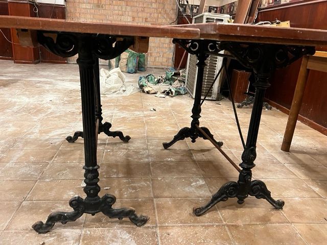 Mesa de mármol y madera