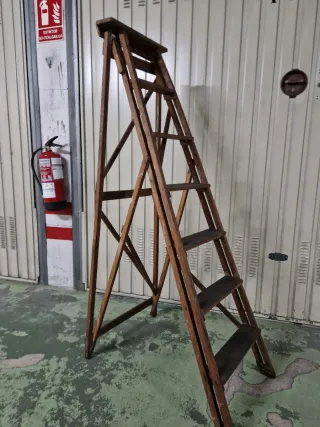 Escalera madera antigua 5 peldaños