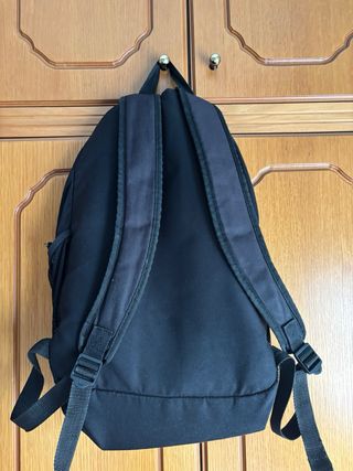 Mochila Adidas Negra con Símbolo Reflectante