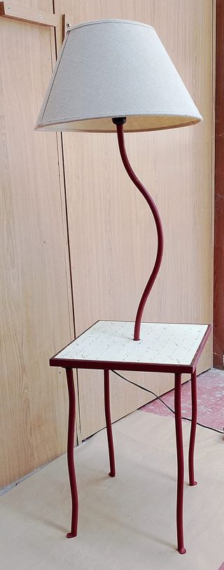 Lámpara con mesita auxiliar