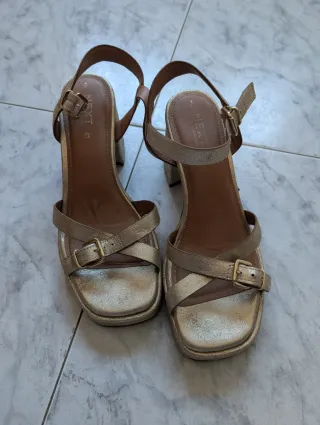 Sandalias de plataforma Next doradas