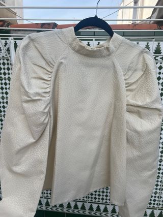 Camisa dorada con brillo