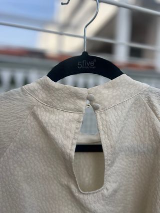 Camisa dorada con brillo