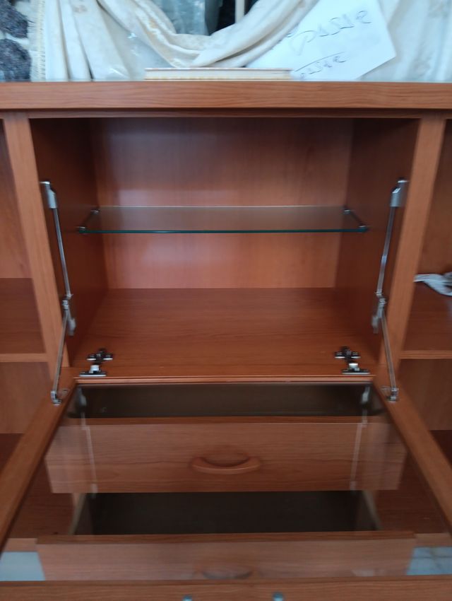 Mueble de salón madera y cristal