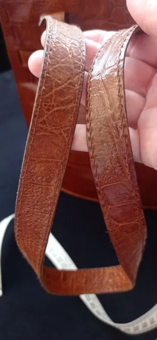 Bolso de piel marrón con textura cocodrilo