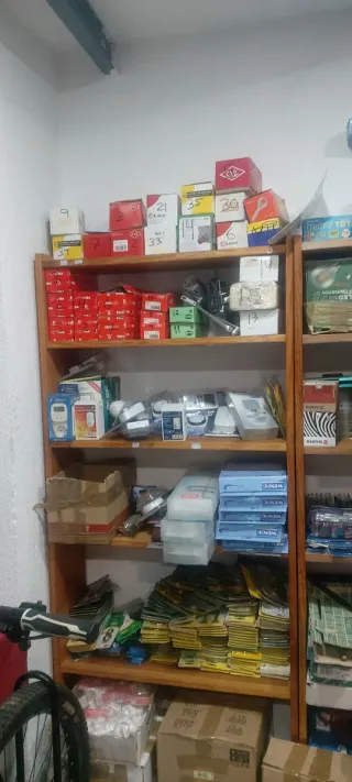 Estantería de madera con artículos de ferretería