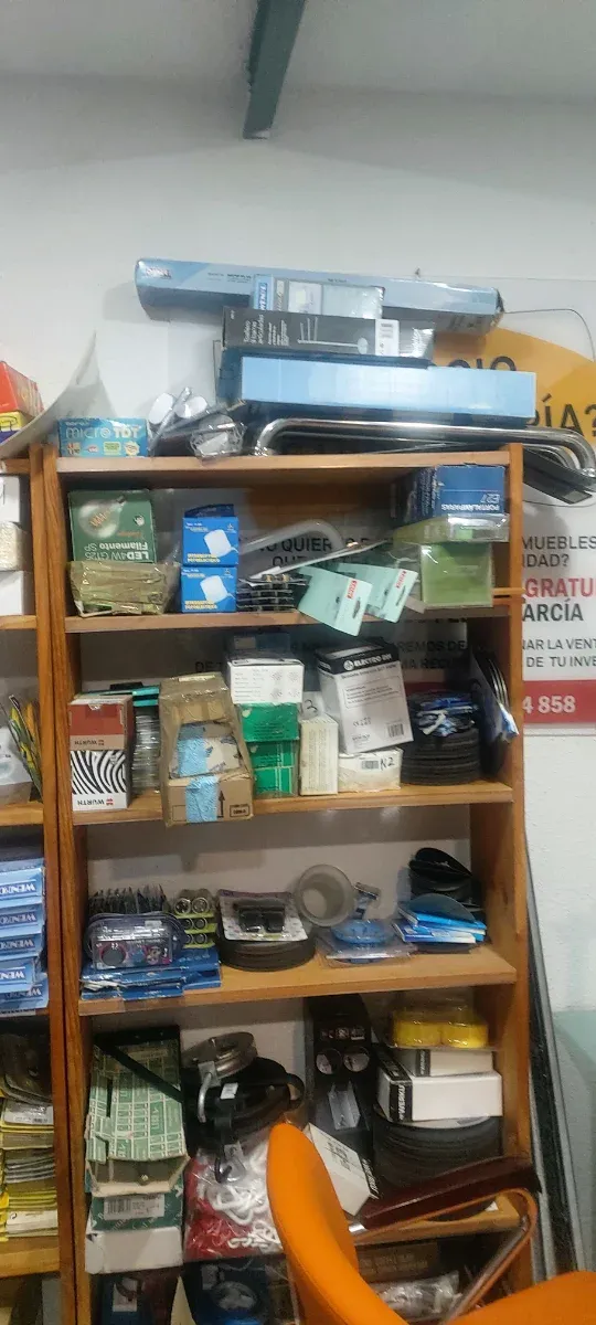 Estantería de madera con artículos de ferretería