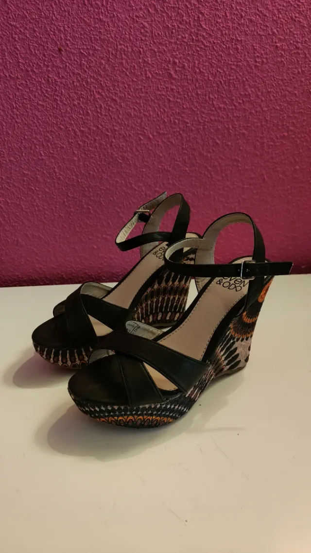 Cuñas negras y multicolor