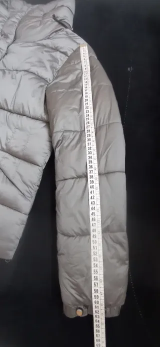 Chaqueta acolchada gris brillo 