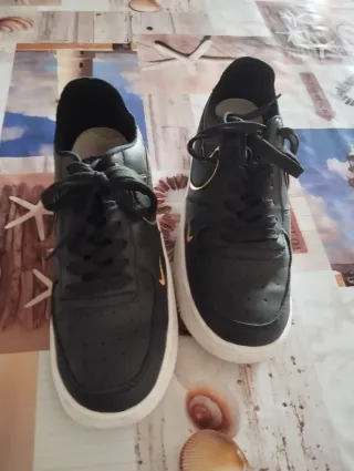 Zapatillas Nike Air Force 1 Negras y Doradas