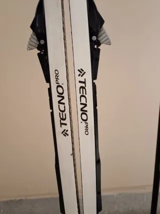 Esquís de fondo Tecno Pro + Bastones
Talla 1,97