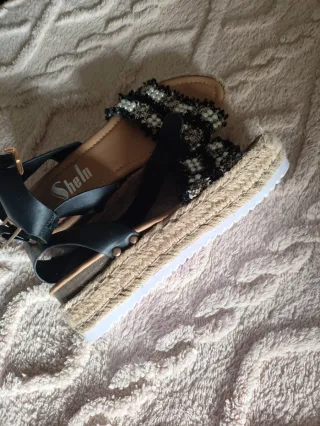 Sandalias negras y doradas talla 37