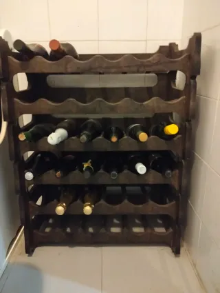 Botellero de madera marrón