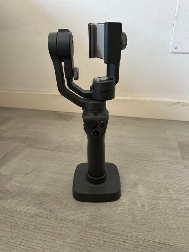 DJI Osmo Mobile 2 com tripé, caixa e carregador DJI