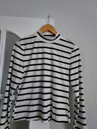 Camiseta de rayas cuello alto