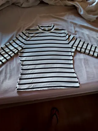 Camiseta de rayas cuello alto