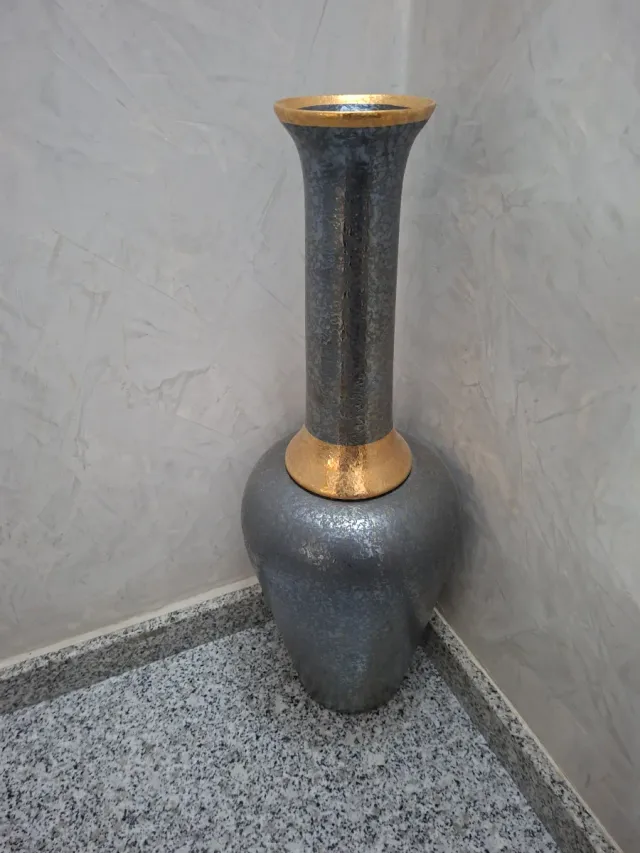 Jarrón grande gris y dorado