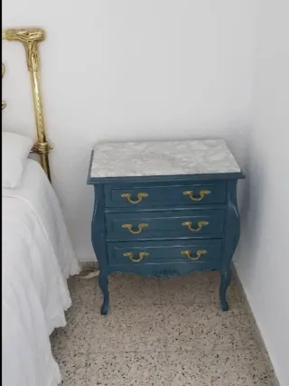 Mesilla azul humo grisácea, con tapa de mármol