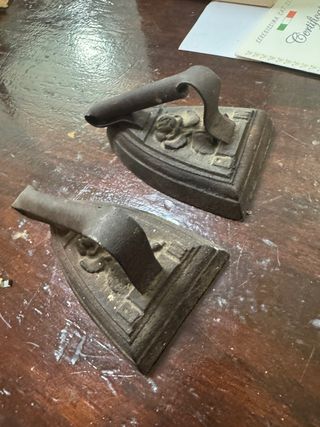 Ferri da stiro antichi in ghisa