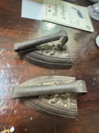 Ferri da stiro antichi in ghisa