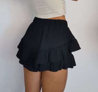 Falda short negro volantes