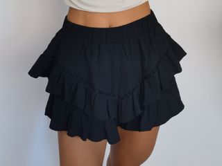 Falda short negro volantes
