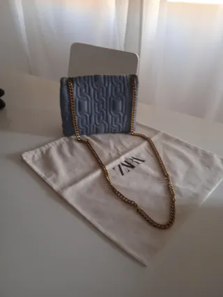 Bolso Zara azul con cadena dorada