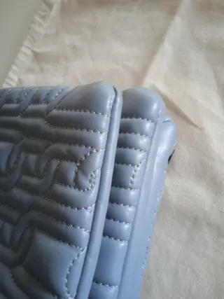 Bolso Zara azul con cadena dorada