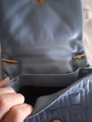 Bolso Zara azul con cadena dorada