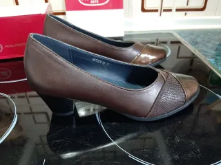 Zapatos HURLUN Talla 37 Marrón Dorado, medio tacón