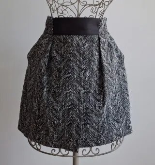 Falda Corta ZARA Zigzag Negra y Blanca Talla L