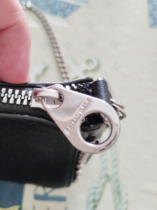 Bolso negro Stradivarius con tachuelas