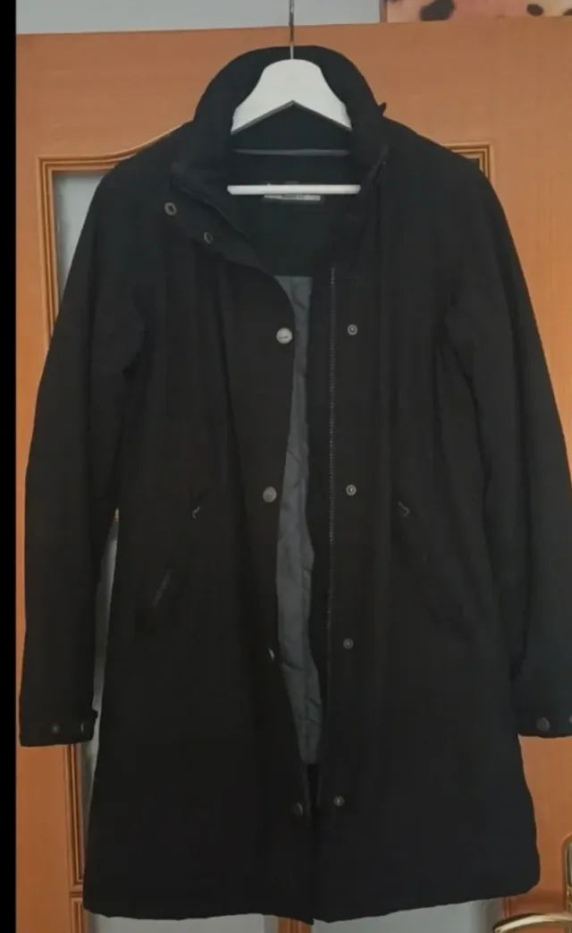 Parka entallada, color negro