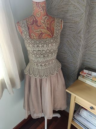 Vestido de fiesta beige y chaqueta negra