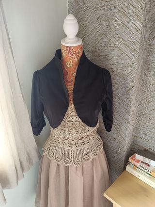Vestido de fiesta beige y chaqueta negra
