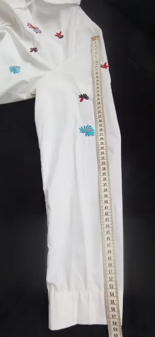 Camisa blanca con bordados florales