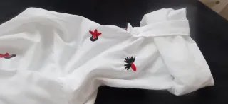 Camisa blanca con bordados florales