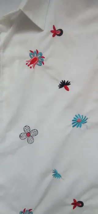 Camisa blanca con bordados florales