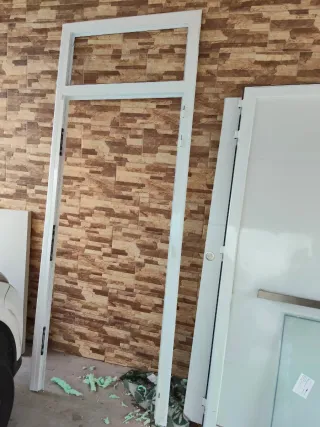 Puerta de aluminio blanca completa con marco