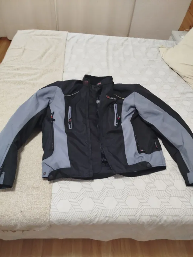 Cazadora de moto negra y gris