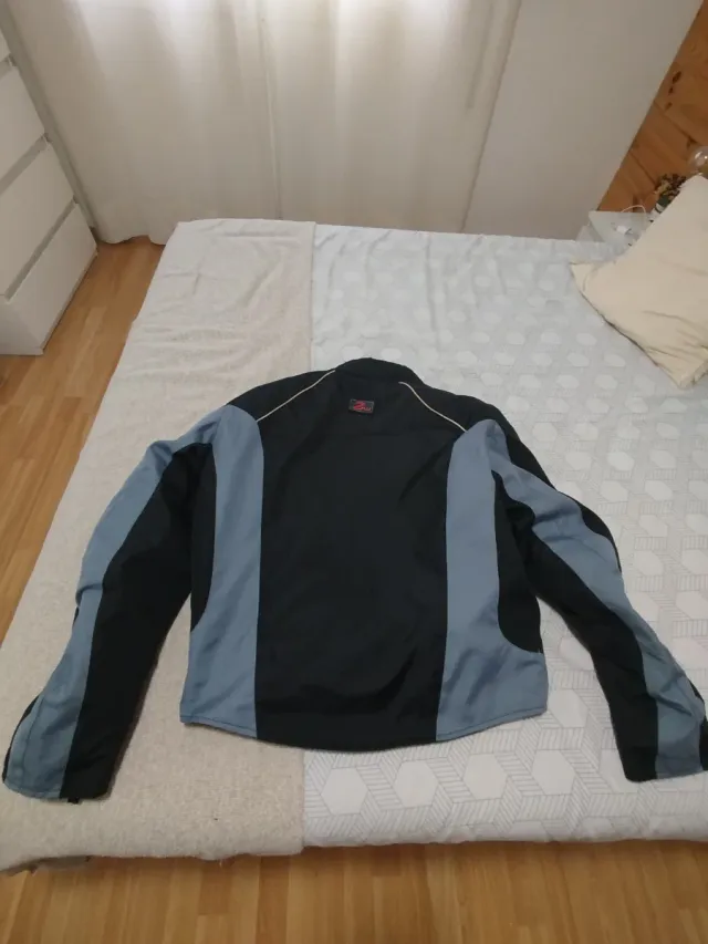 Cazadora de moto negra y gris