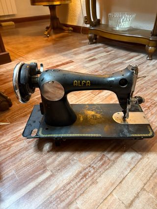 Máquina de coser antigua Alfa