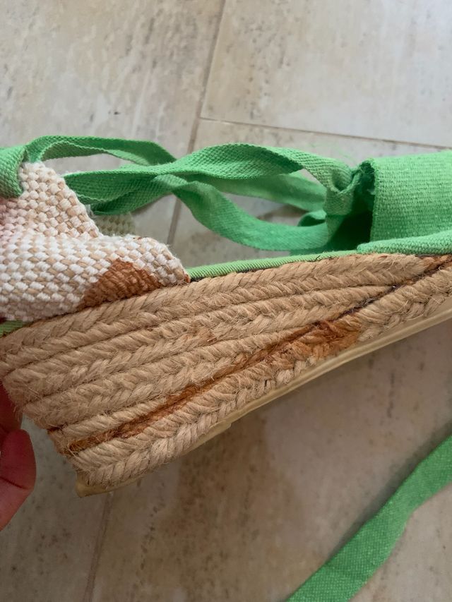 Alpargatas verdes atadas para feria