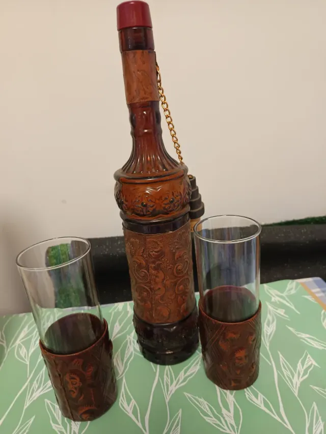 Botella antigua y 4 vasos decorados