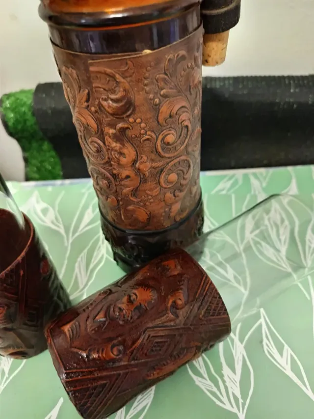 Botella antigua y 4 vasos decorados